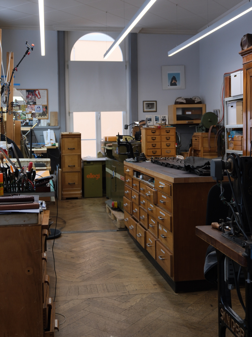 Yvon morin - artisan maroquinier - atelier le cuir dans tous ses etats - Le Locle