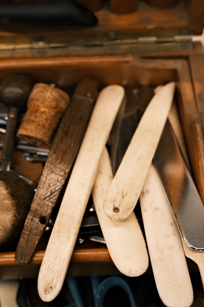 reparation et renovation d'objets en cuir - Yvon Morin Compagnon du devoir sellier maroquinier - Suisse