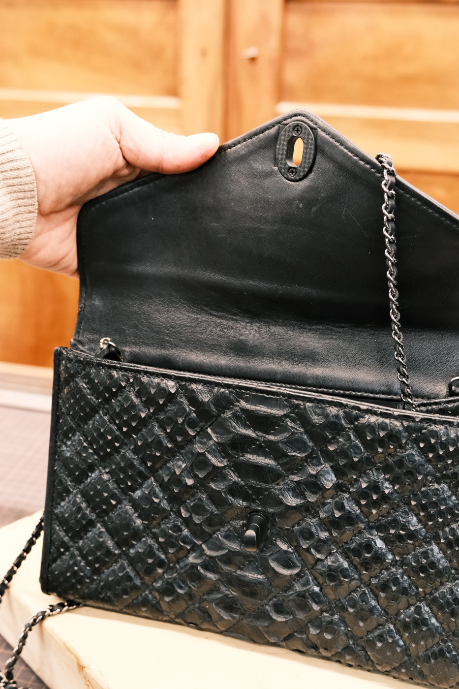 reparation et renovation sac à main Chanel noir en cuir - Yvon Morin - Suisse