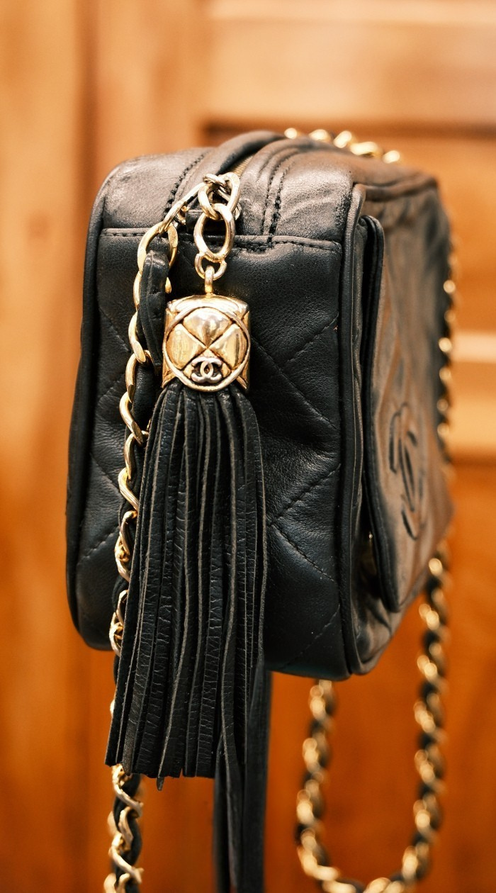 reparation et renovation sac à main Chanel noir en cuir et laiton. - Yvon Morin - Suisse