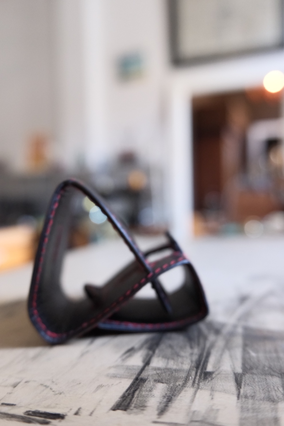 support de telephone en cuir 2 - yvon morin